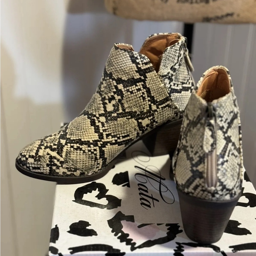 Mata Brand Womens Snake Skin Style Ankle Booties with Zippered Back